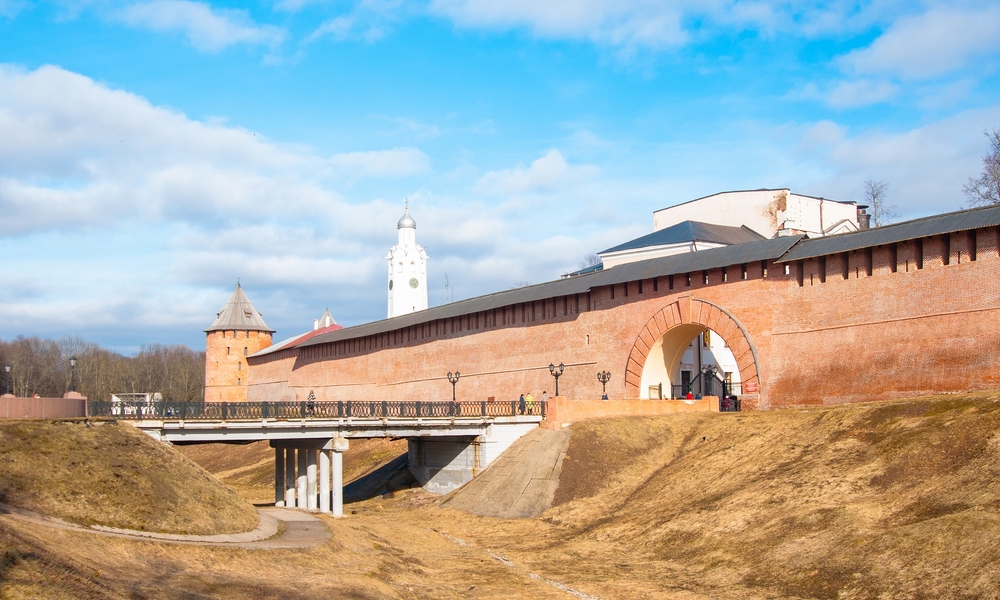 Великий новгород октябрь. Стена Новгородского Кремля. Великий Новгород фото. Новгородский Кремль Алешковский. Международный день памятников культуры рисование.