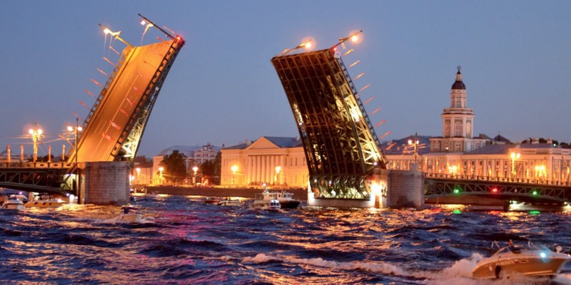 Мосты повисли над Невой: ночная водная экскурсия под разводными мостами